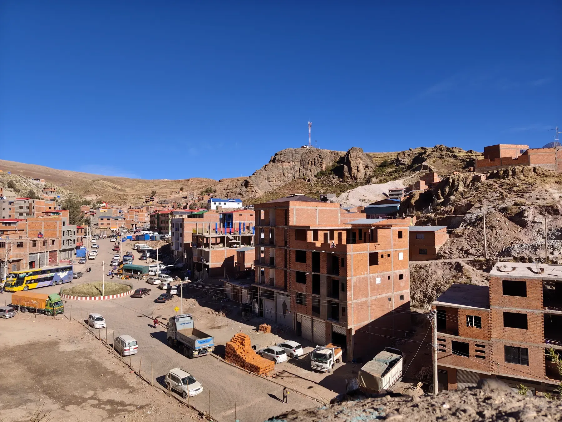 Vista panorámica del pueblo minero de Colquechaca (Potosí) a más de 4.000 msnm, con casas de ladrillo, cerros dorados y cielo azul intenso